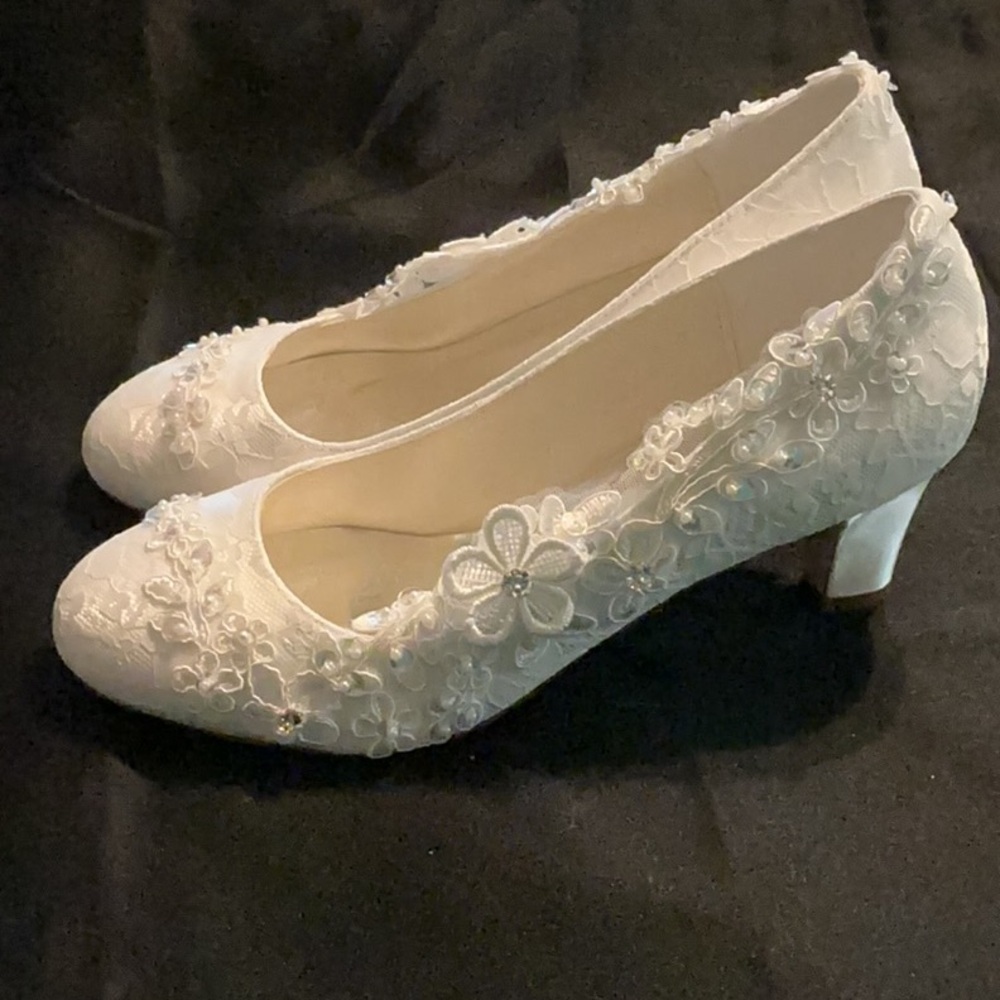 NEW Custom Elegant White Lace Floral Bridal Pumps - Picture 4 of 10